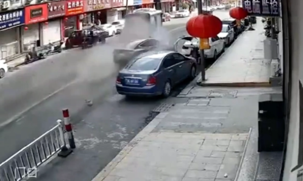 浙江温州一特斯拉疑失控发生事故 警方：致1死1伤，3车受损
